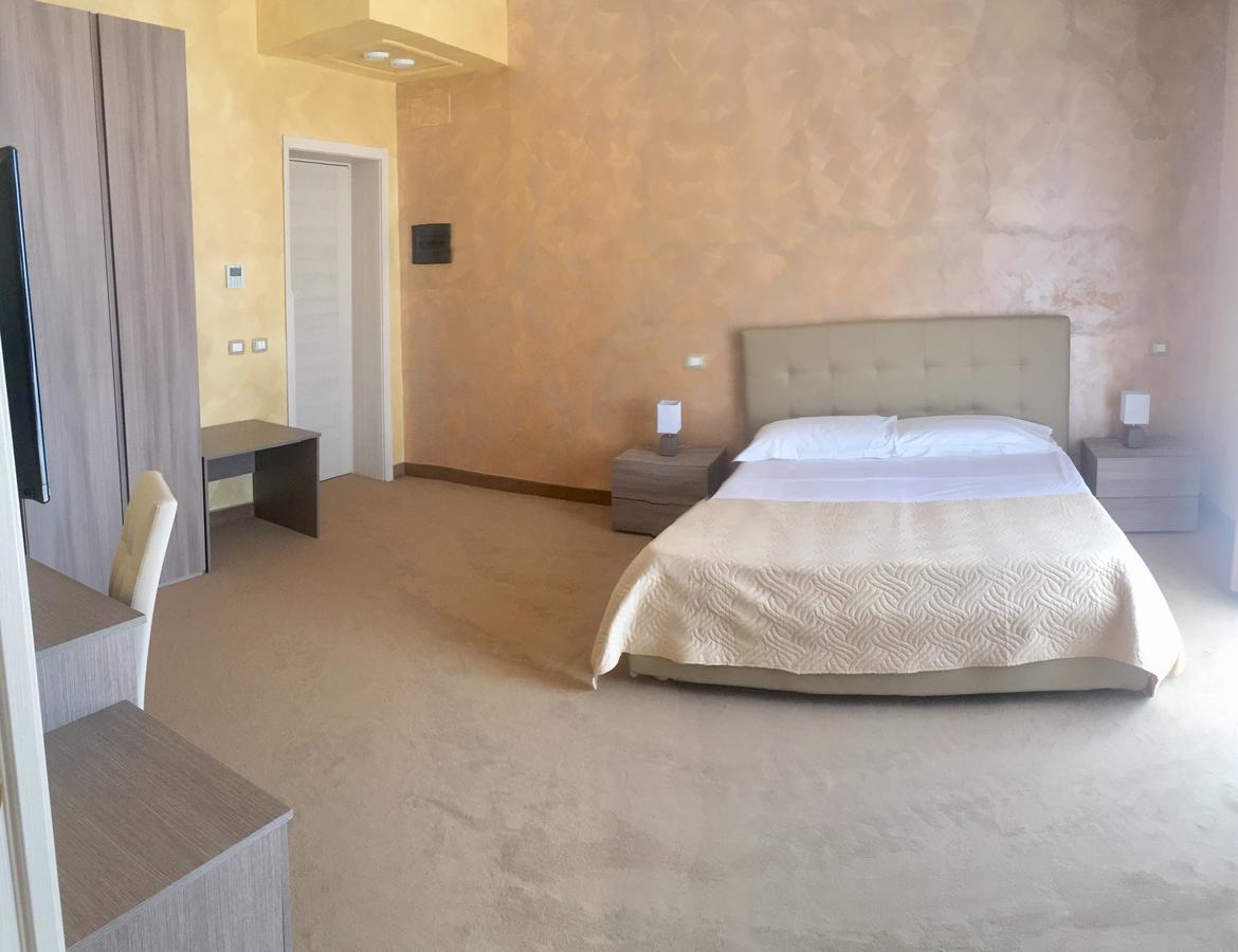Hotel Riviera Palace ปอร์โต เอมเปโดเกล ภายนอก รูปภาพ