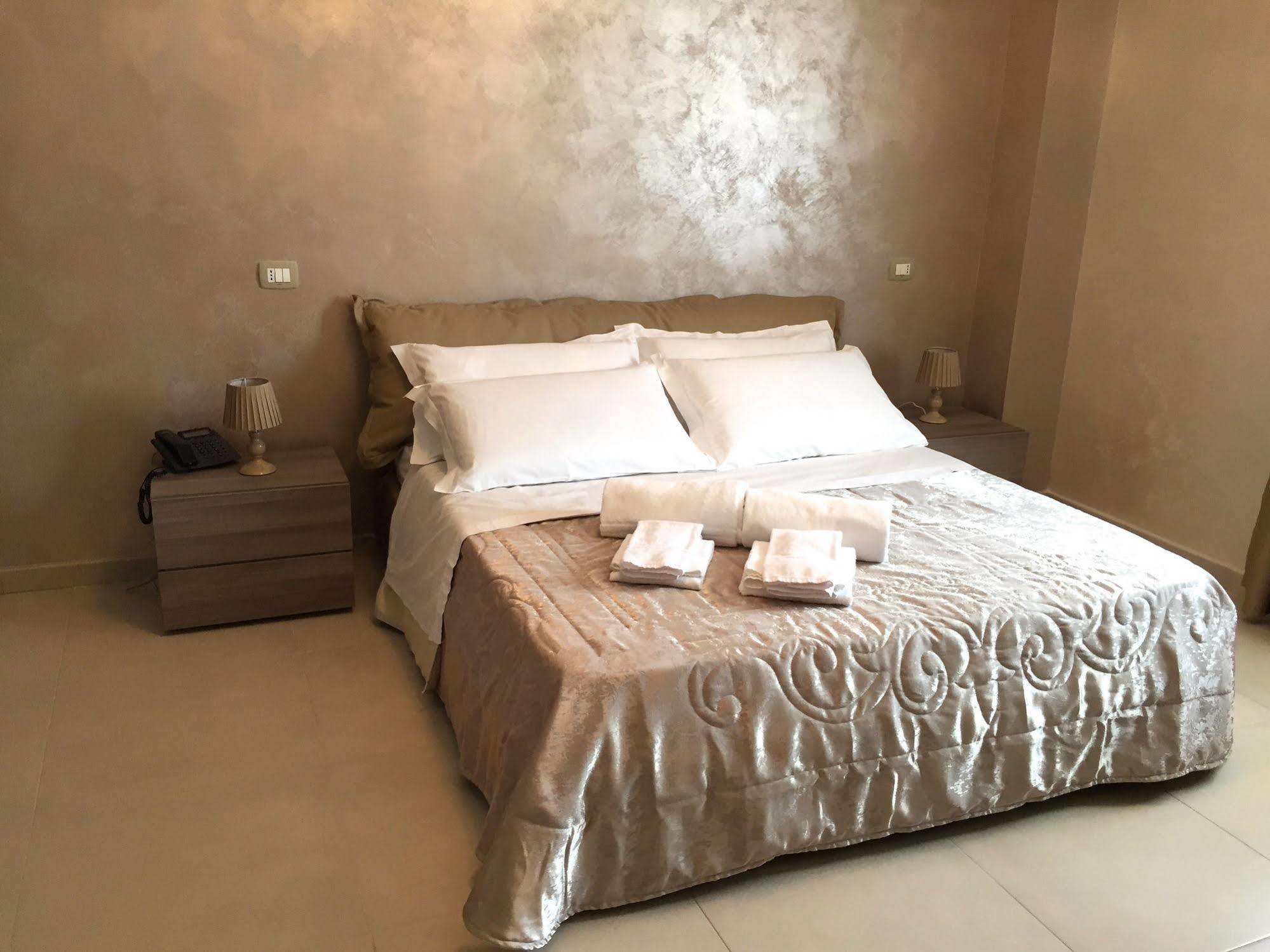 Hotel Riviera Palace ปอร์โต เอมเปโดเกล ภายนอก รูปภาพ